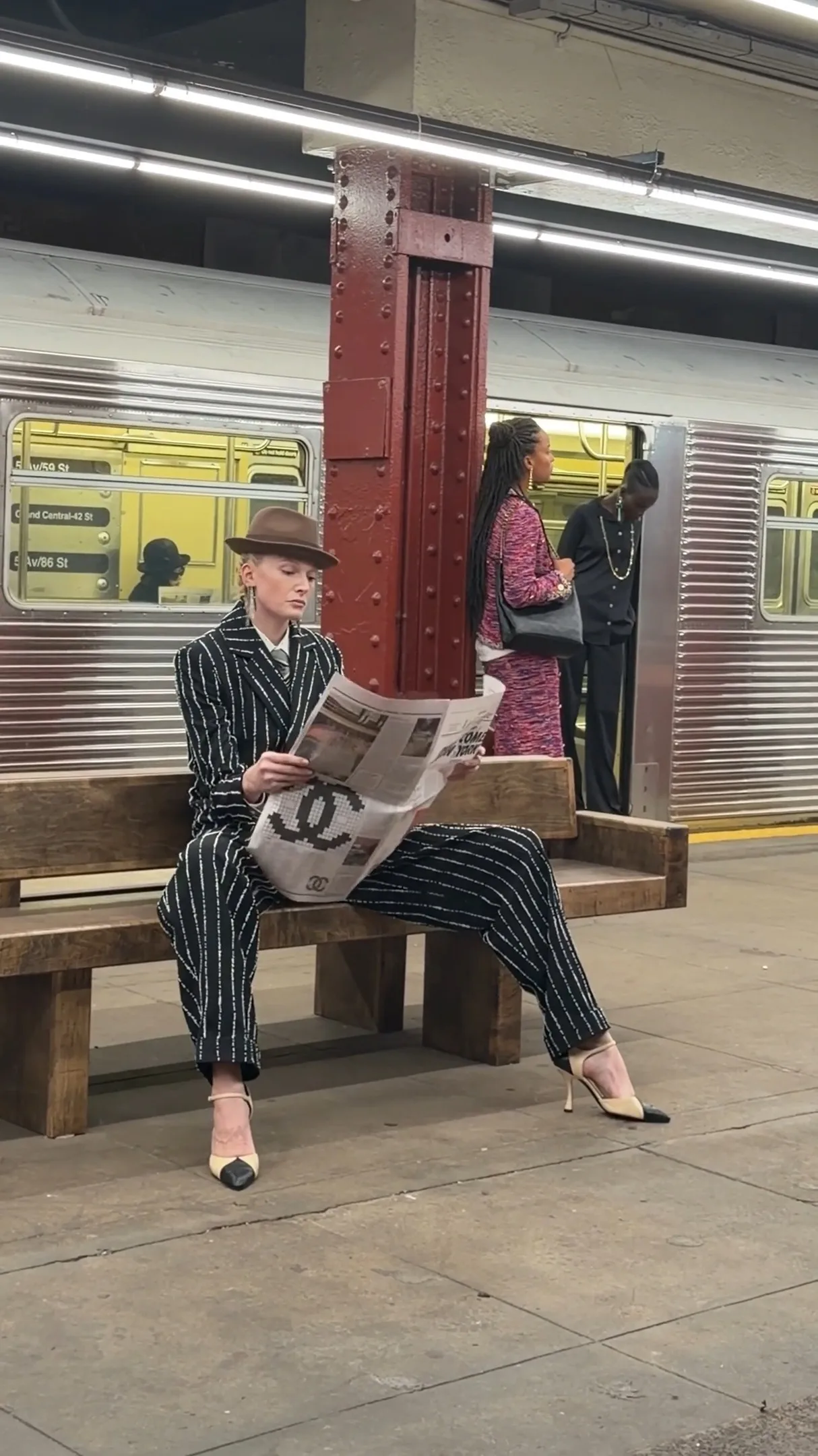 شانيل تحول محطة المترو إلى منصة أزياء في أول عرض ميتييه دار لماتيو بلازي