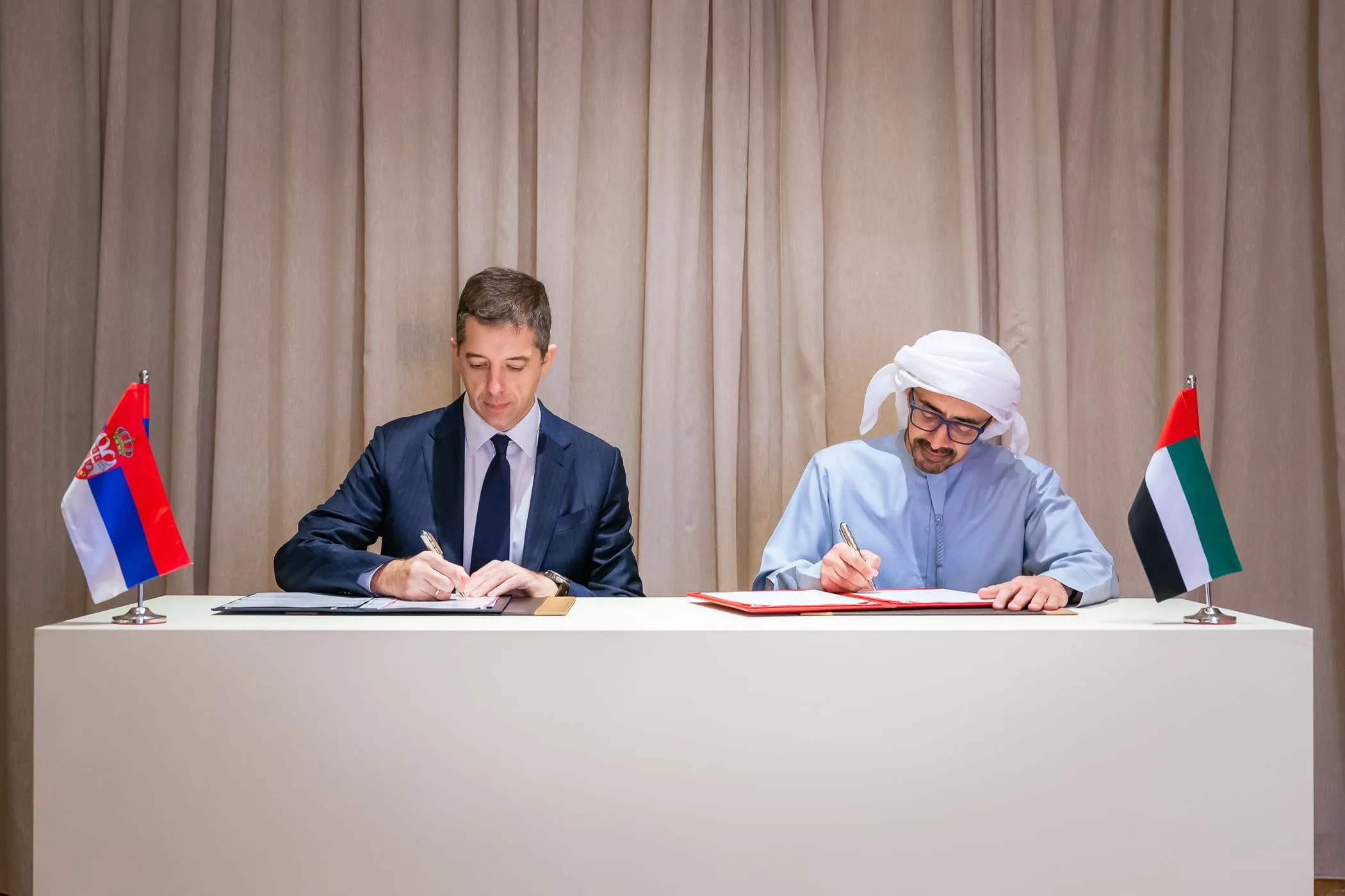 عبدالله بن زايد ووزير الخارجية الصربي يوقعان مذكرة تفاهم بشأن المشاورات السياسية بين البلدين