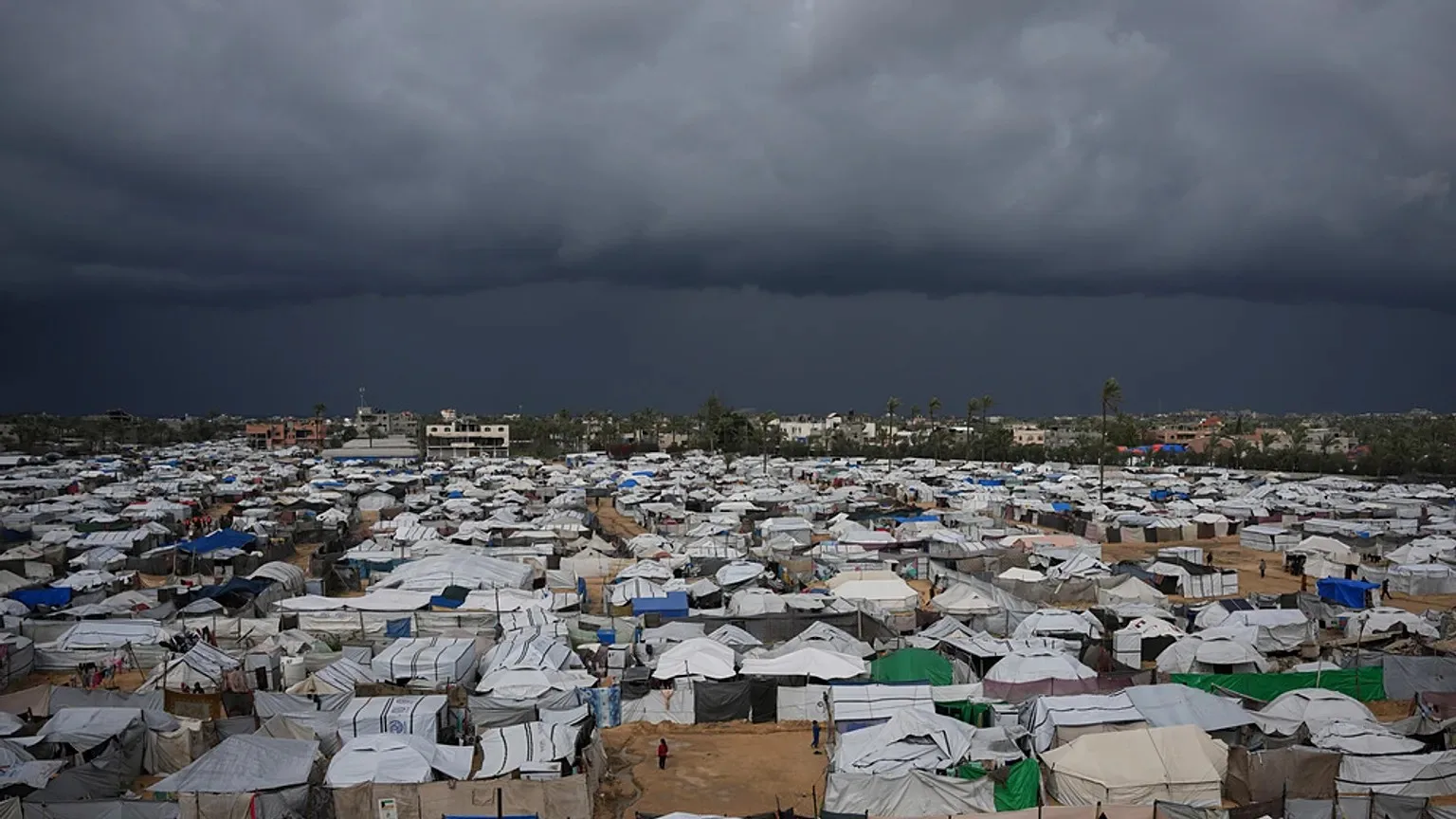 “الأونروا”: انهيار 17 مبنى وتضرر أكثر من 42 ألف خيمة في غزة بسبب الطقس