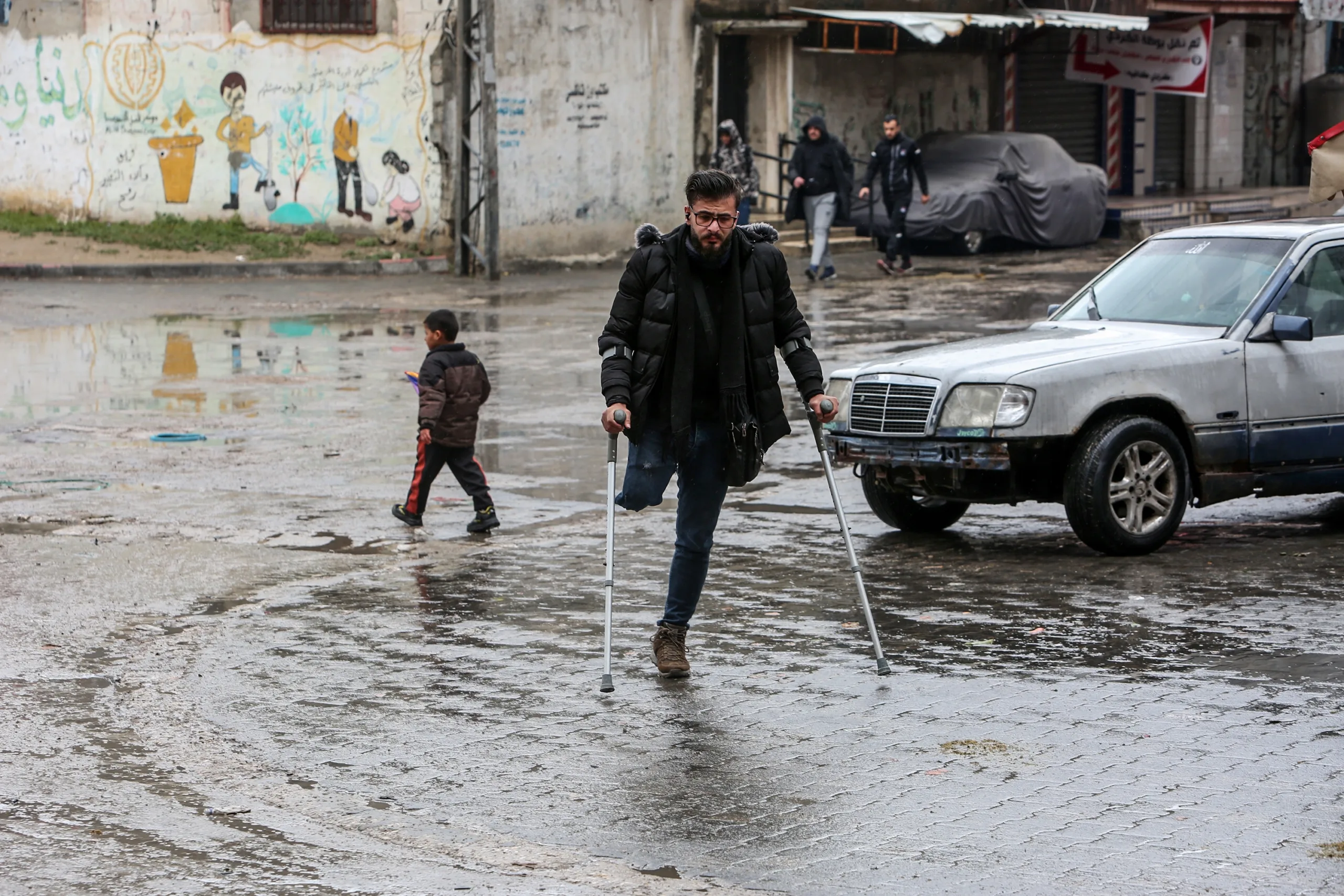 مأساة إنسانية في غزة.. الأمطار تغمر الخيام والبرد يودي بحياة رضيعة