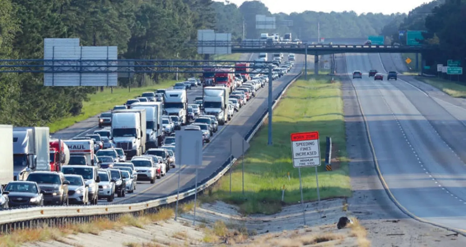 سقوط طائرة على سيارة في طريق سريع بفلوريدا