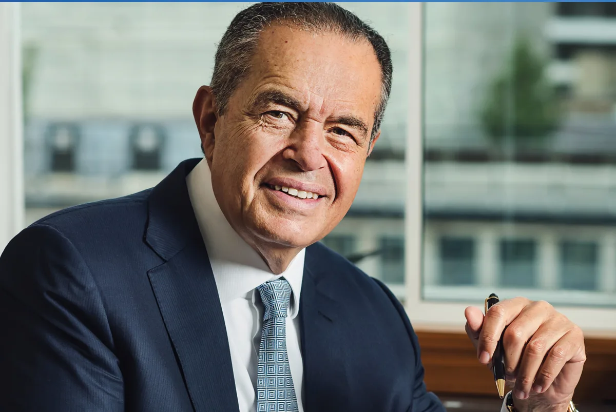 الملياردير المصري محمد منصور ينتقل من لندن إلى القاهرة