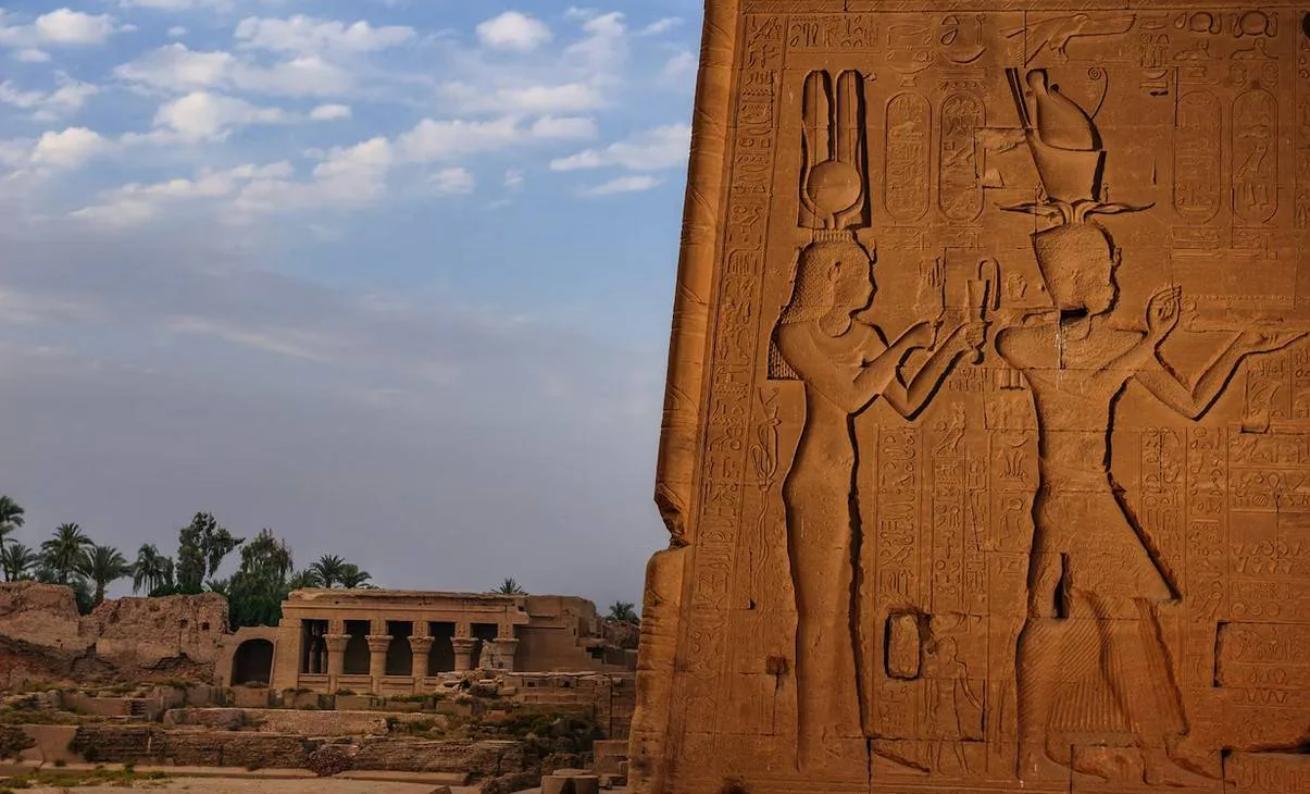  لكل من يشوه أو ينقش أو يتلف الآثار.. مصر تفرض عقوبات صارمة