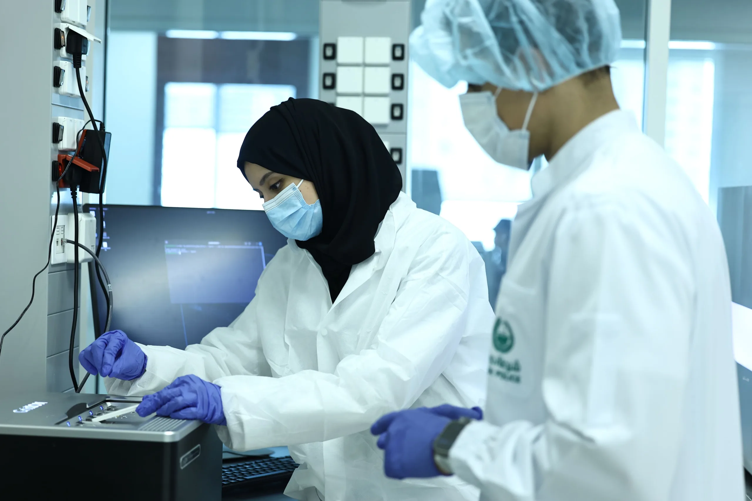 شرطة دبي تطور منظومتها الجنائية بتقنيات تحليل الأنساب الوراثية