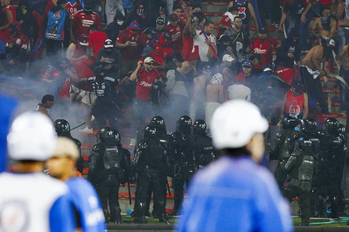 اشتباكات المشجعين مع الشرطة