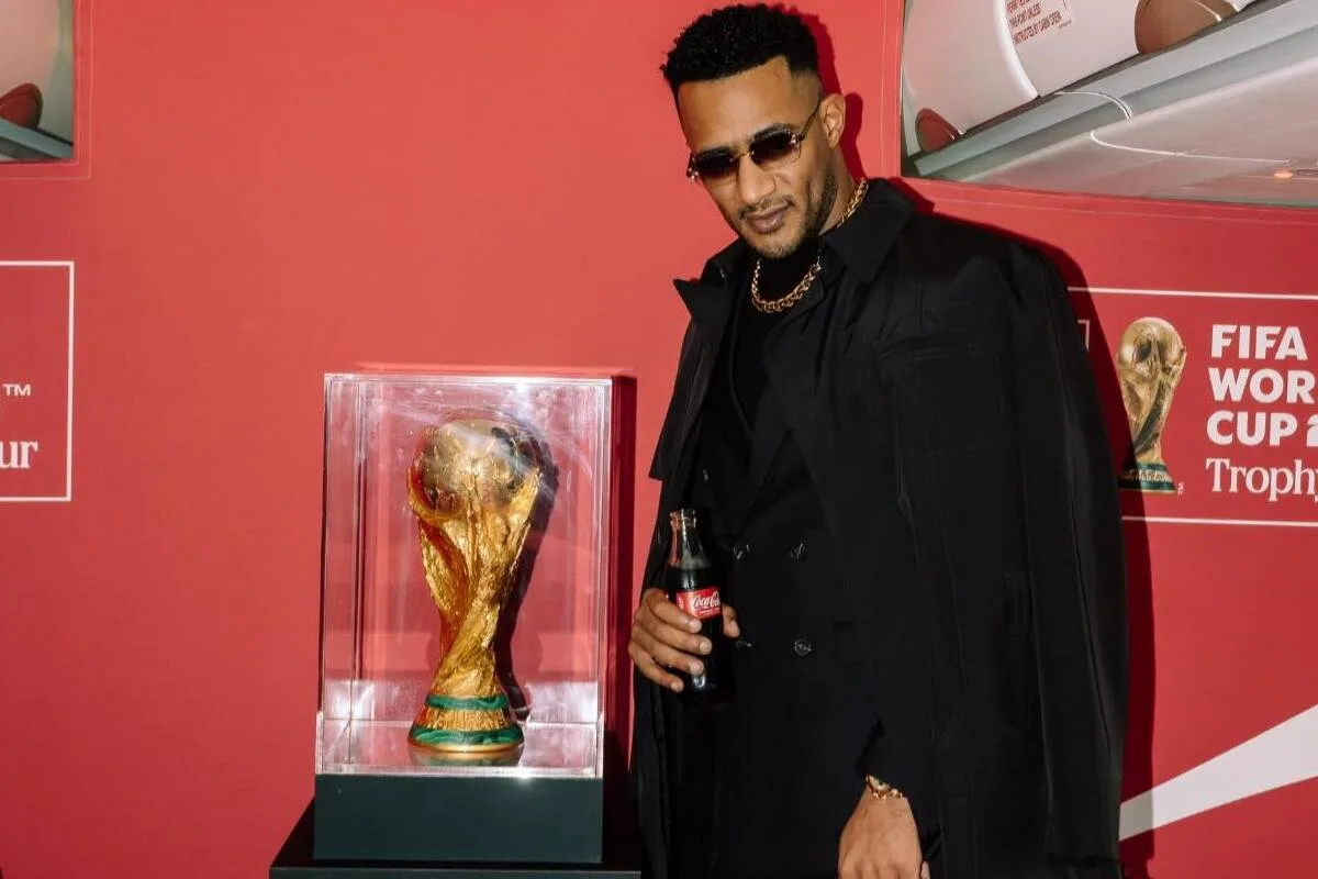 محمد رمضان يقبل رأس فتاة بعد مساعدتها له في تغيير حذائه على المسرح أثناء ارتدائه كعباً عالياً