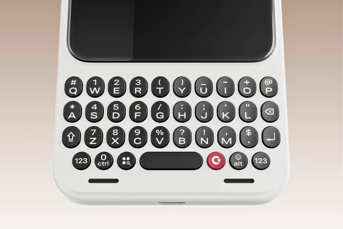 شركة ''Clicks'' تعيد إحياء الهواتف الكلاسيكية بهاتف جديد بلوحة مفاتيح فعلية