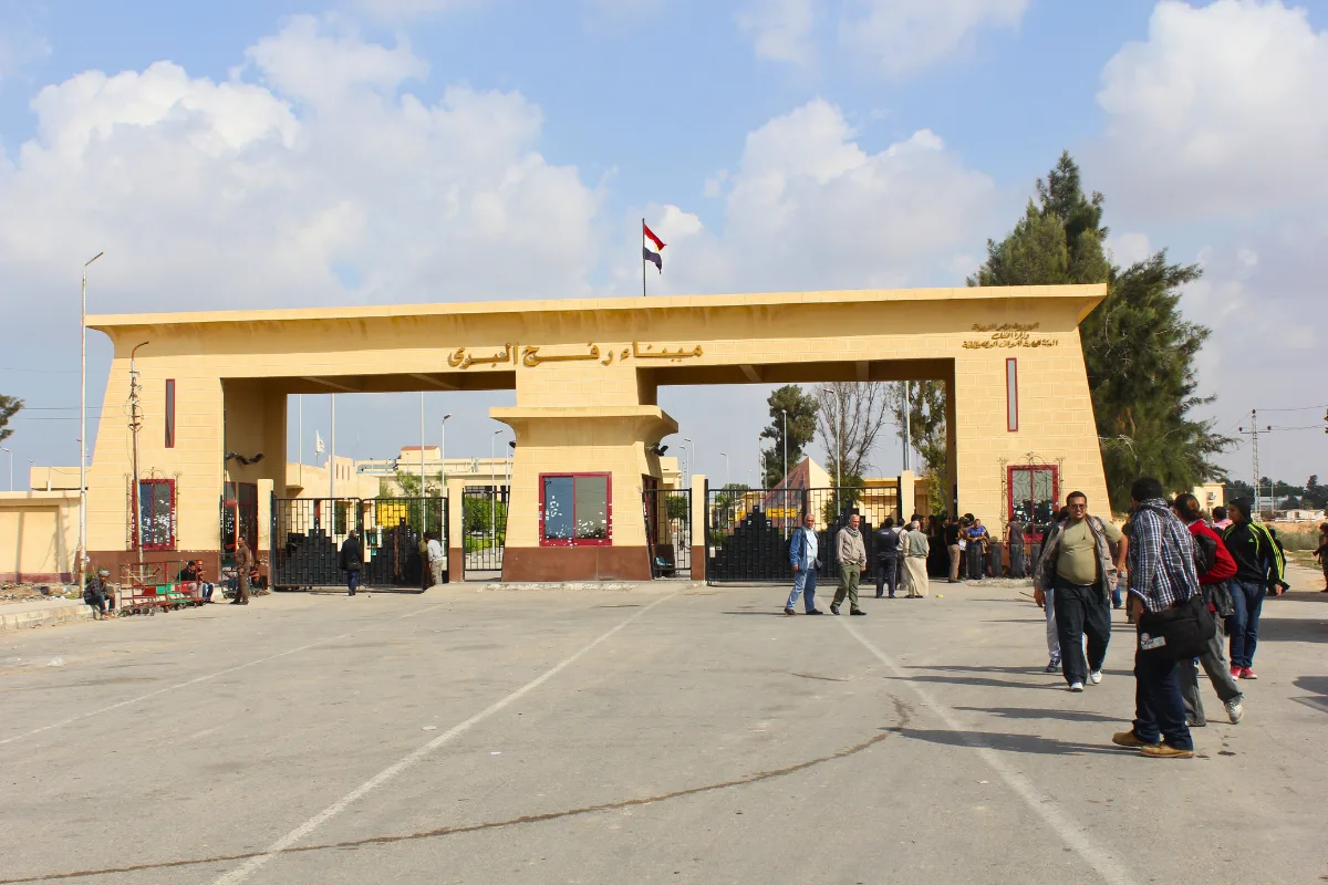 إسرائيل تعيد فتح معبر رفح جزئيًا لعبور الأفراد فقط