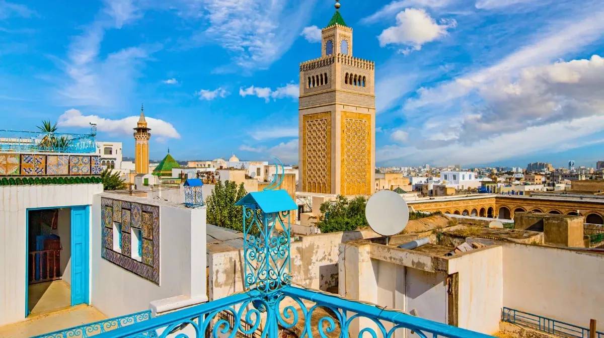 السياحة التونسية تحقق 2.9 مليار دولار إيرادات خلال 2025