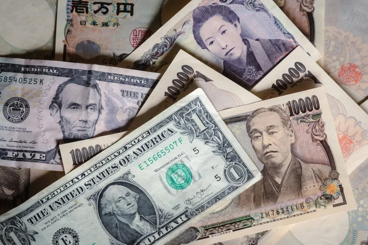 الدولار يعزز مكاسبه والين يواصل الهبوط