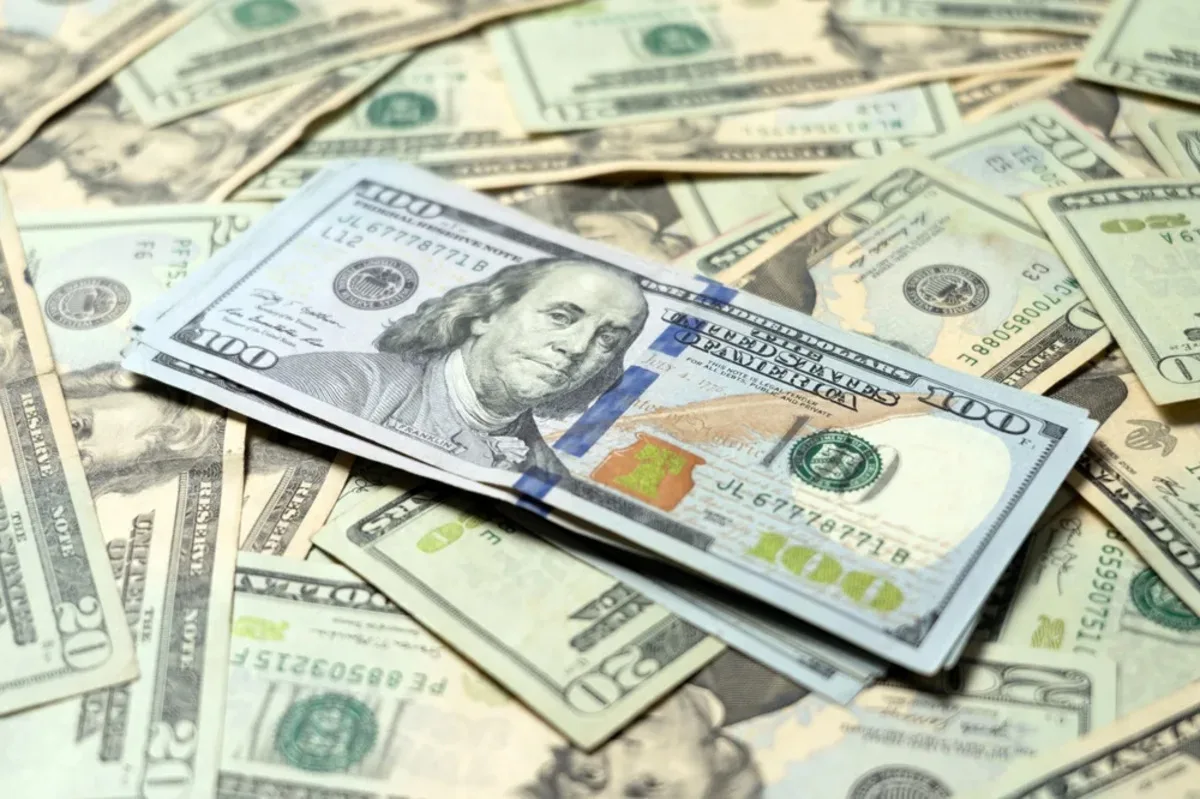 الدولار يرتفع بدعم من التوترات الجيوسياسية وصعود النفط
