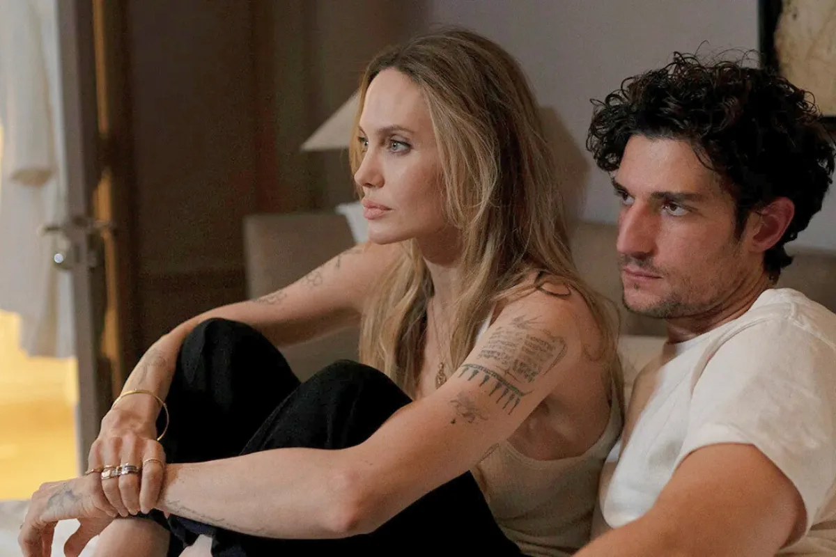 أنجلينا جولي تطلق الإعلان الأول لفيلمها الجديد Couture