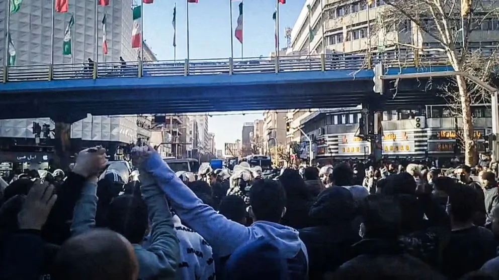احتجاجات شعبية متواصلة في إيران وحرق مقار للحرس الثوري