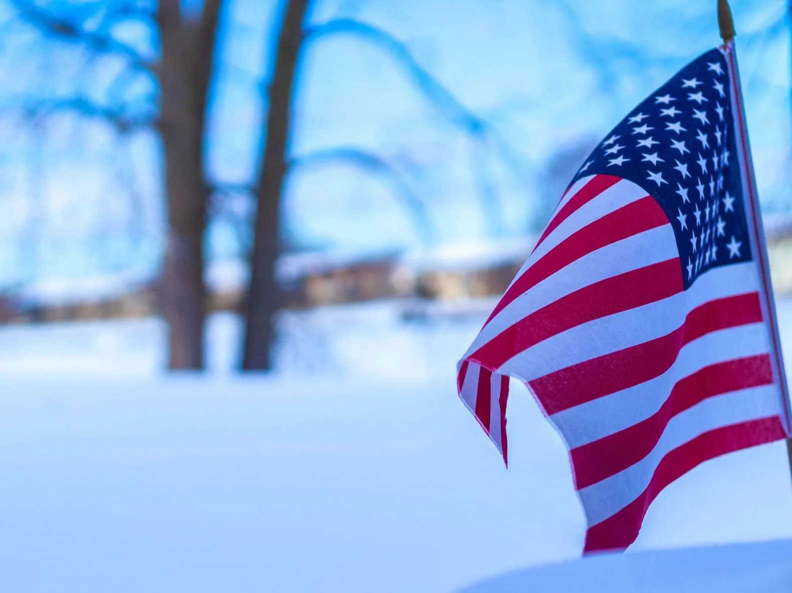 أمريكا: إلغاء آلاف الرحلات الجوية وانقطاع الكهرباء عن ربع مليون منزل