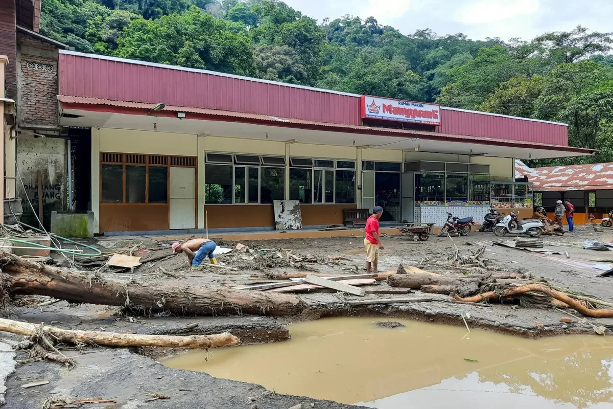 انهيار أرضي في جاوة الغربية