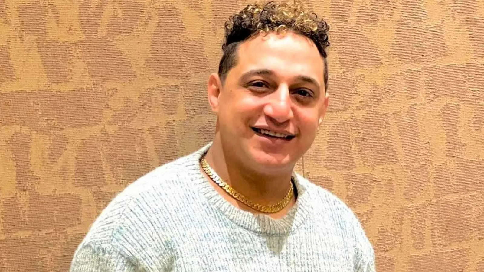 فنان مصري يعلن اعتزال الغناء تنفيذاً لوصية والدته