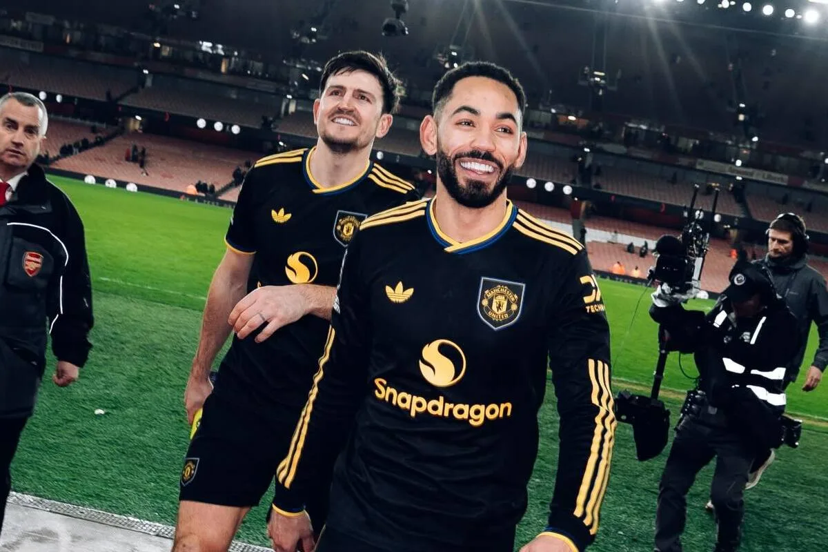 مانشستر يونايتد يصعق أرسنال بثلاثية في قمة الدوري الإنجليزي