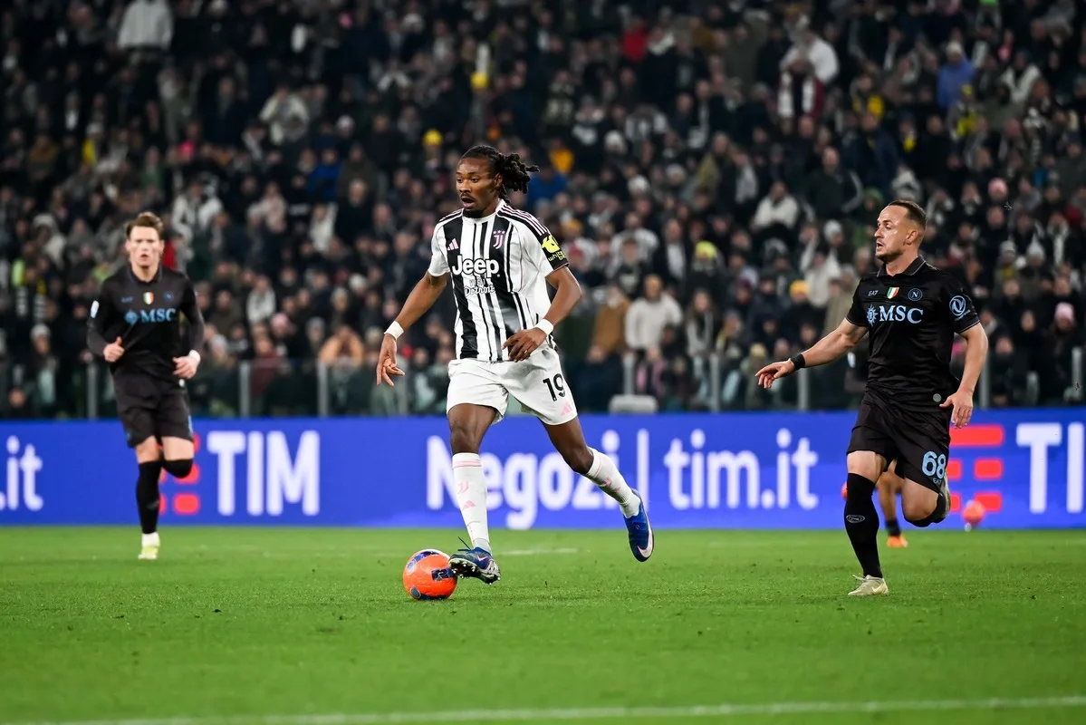 يوفنتوس يكتسح نابولي بثلاثية ويقترب من المربع الذهبي