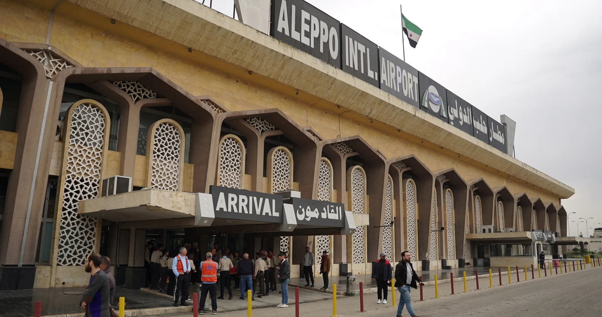 تمديد تعليق رحلات مطار حلب حتى الخميس بسبب التصعيد الأمني