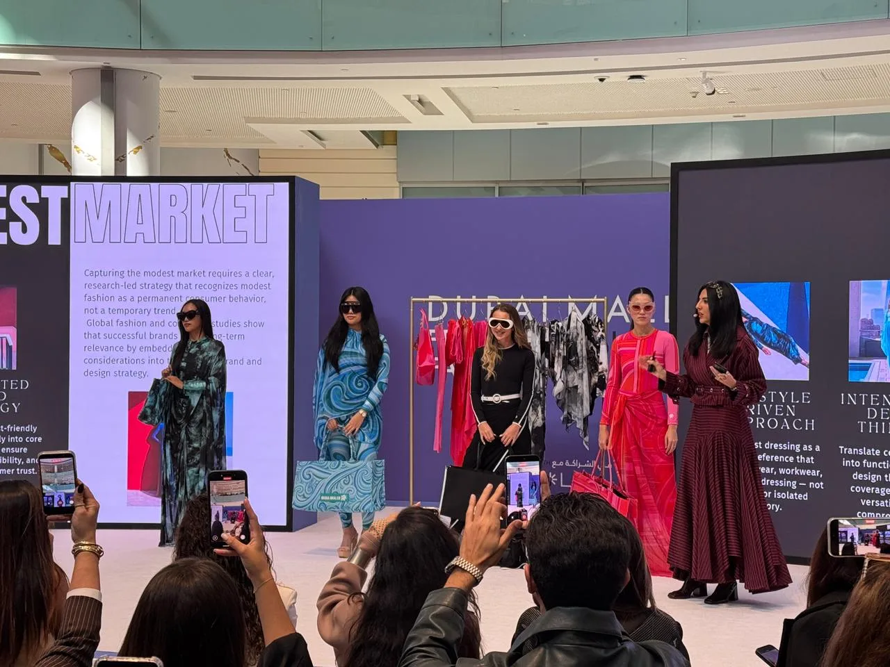 هادية غالب تعيد رسم ملامح “الموضة المحتشمة” بلمسات عصرية في مهرجان دبي مول للموضة