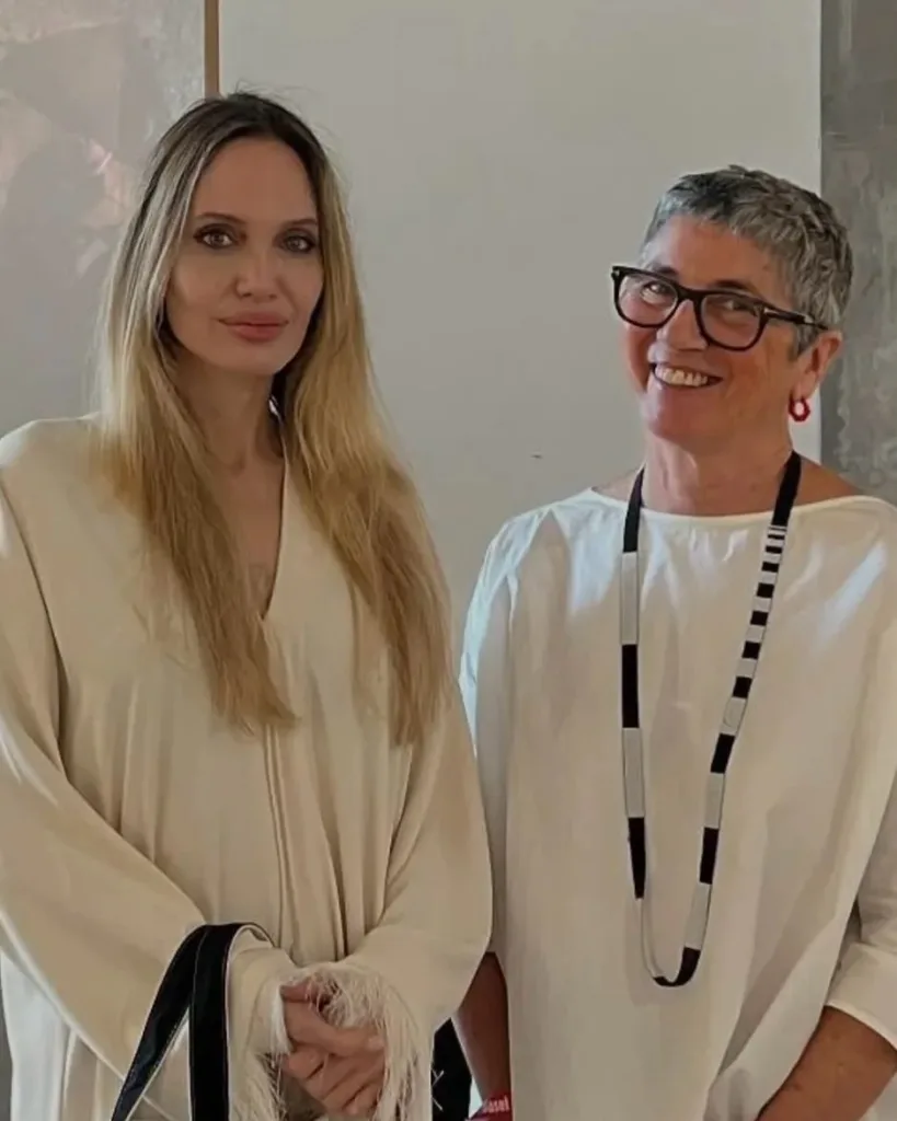 أنجلينا جولي تخطف الأنظار في افتتاح «آرت بازل قطر» بالدوحة