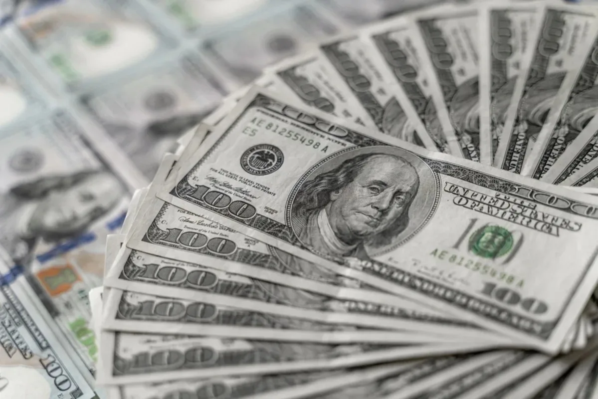 الدولار يتراجع بعد إلغاء المحكمة العليا لرسوم ترامب الجمركية