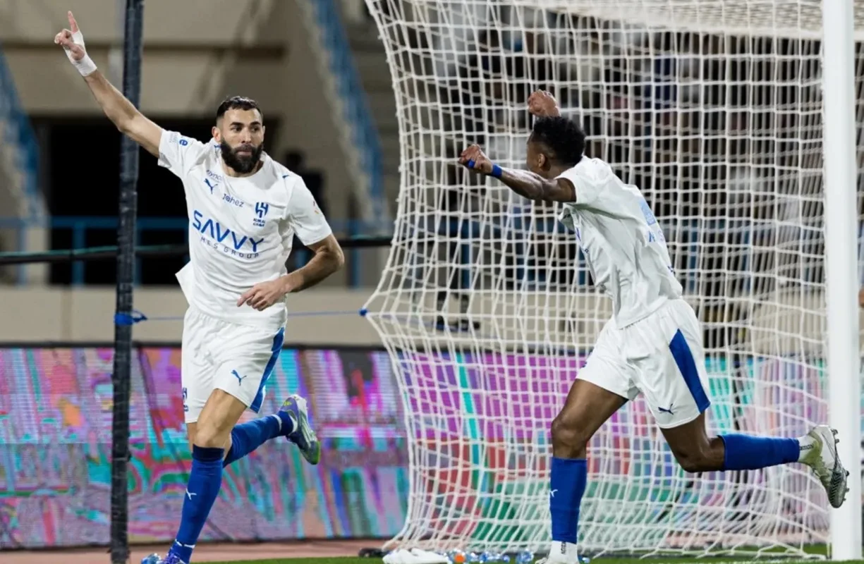 بنزيمة يسجل ثلاثية ويقود الهلال لفوز ساحق 6-0 على الأخدود