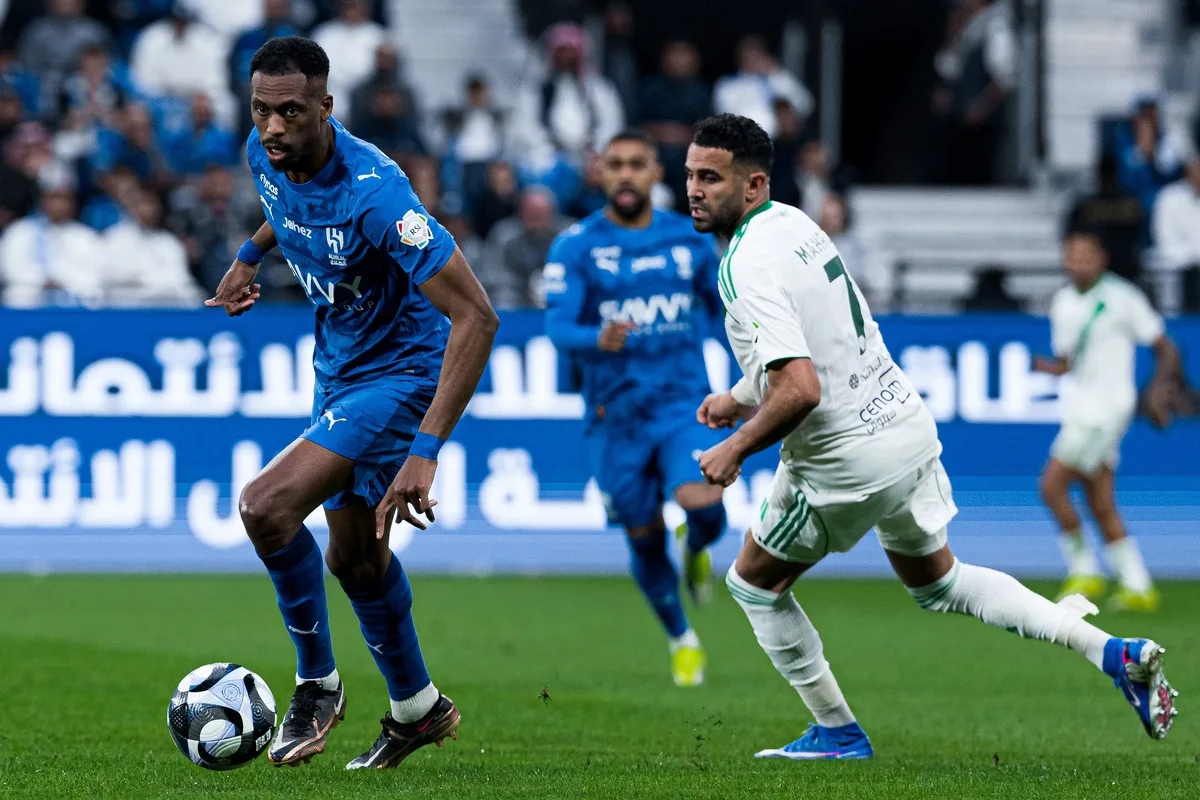 الهلال يواصل إهدار النقاط بالتعادل مع الأهلي في قمة الجولة