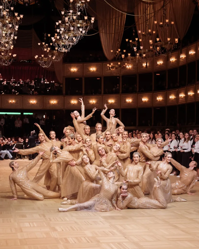 جورجيو أرماني يُقدّم أناقة خالدة على خشبة أوبرا فيينا 2026