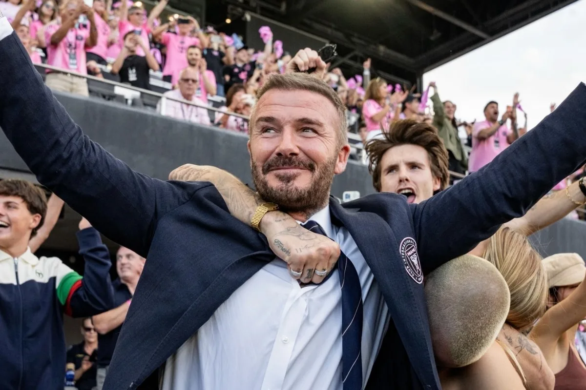 ديفيد بيكهام ينقذ امرأة بعد سقوطها في جبال الألب