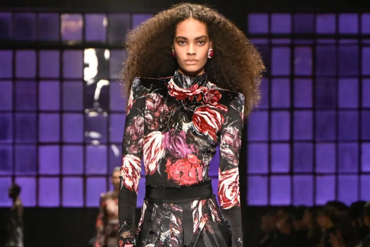 روبرتو كافالي خريف وشتاء 2026: رومانسية مظلمة