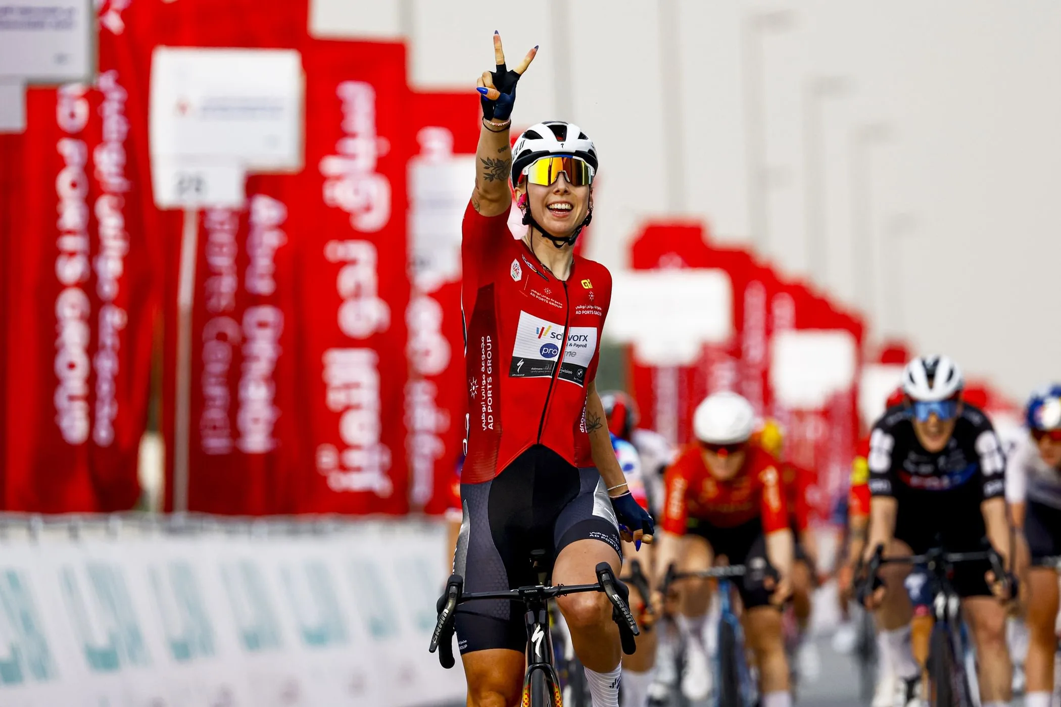 لورينا ويبس تفوز بمرحلة دبي وتحافظ على صدارة طواف الإمارات للسيدات