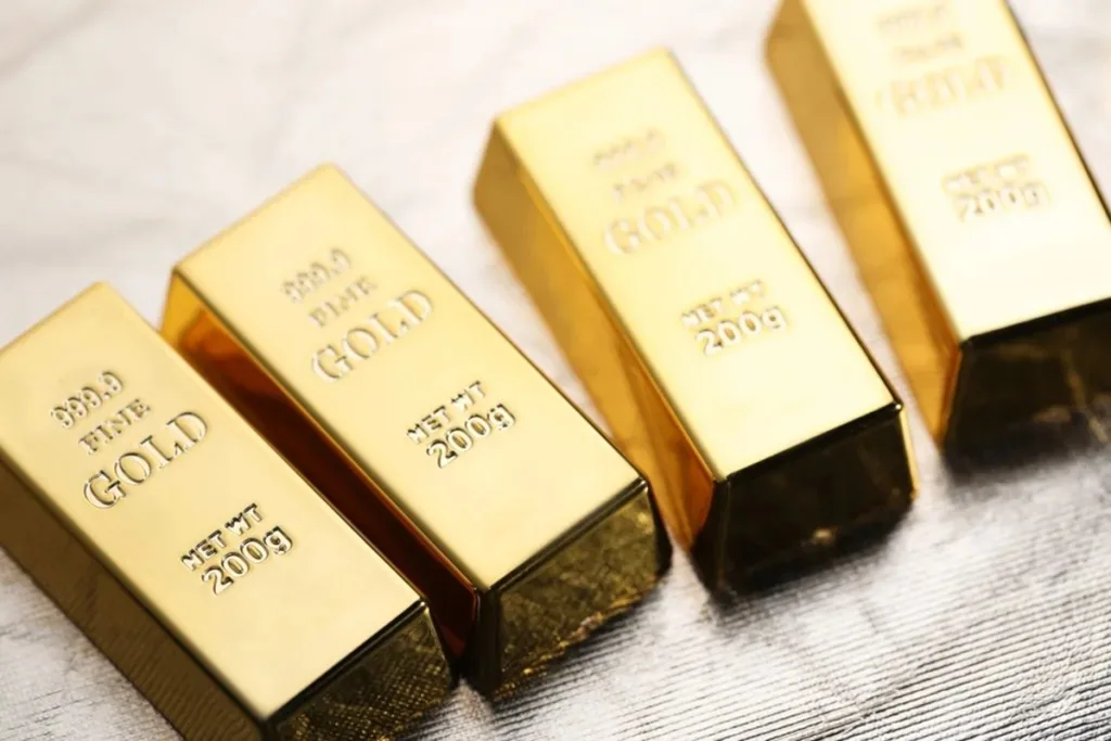 الذهب ينخفض مع صعود الدولار