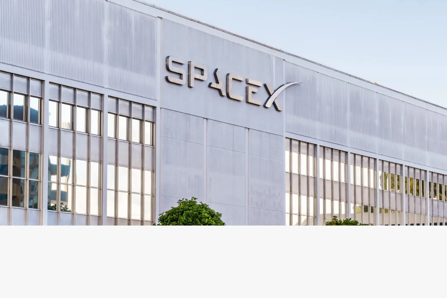 “سبيس إكس” تطلق 53 قمرًا اصطناعيًّا إلى الفضاء