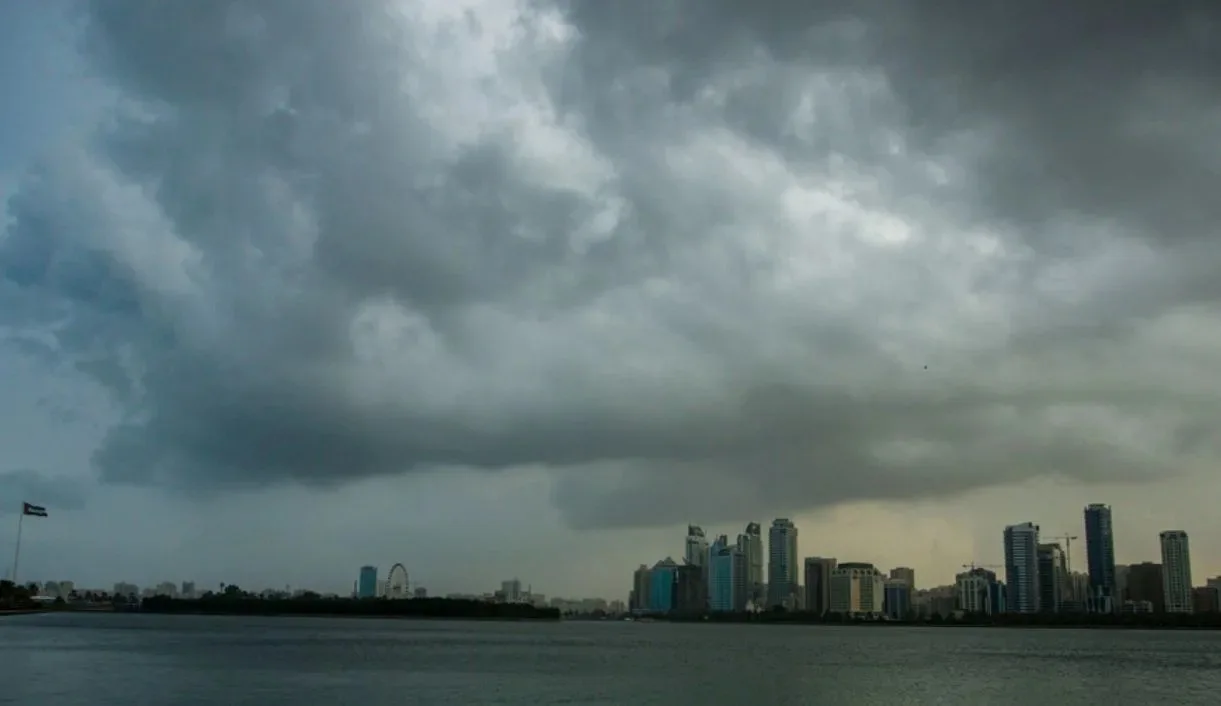 الإمارات.. طقس الغد غائم جزئياً رطب ليلاً