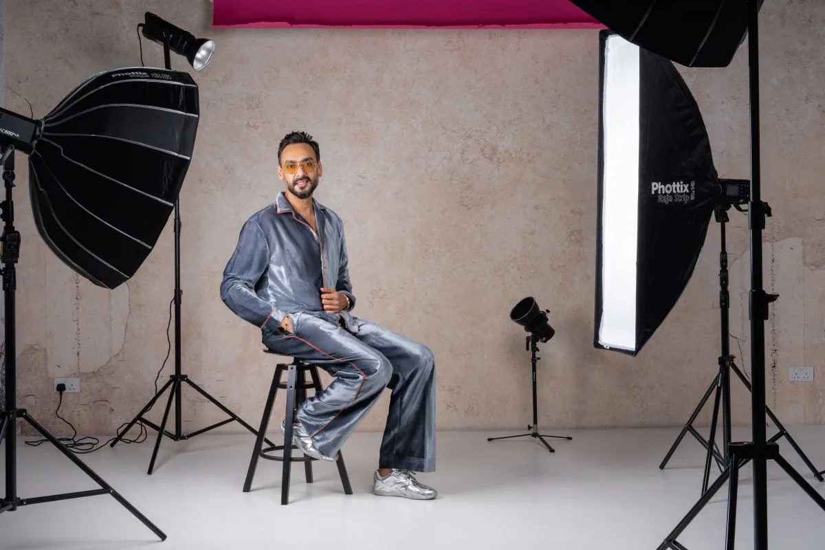 المعيار الذهبي للأناقة.. دليل لأزياء الرجال العصرية، صاغته خبرة “ديوتي باروك”، ودقته، وتلك الثقة الهادئة التي تحدد بصمته المميزة