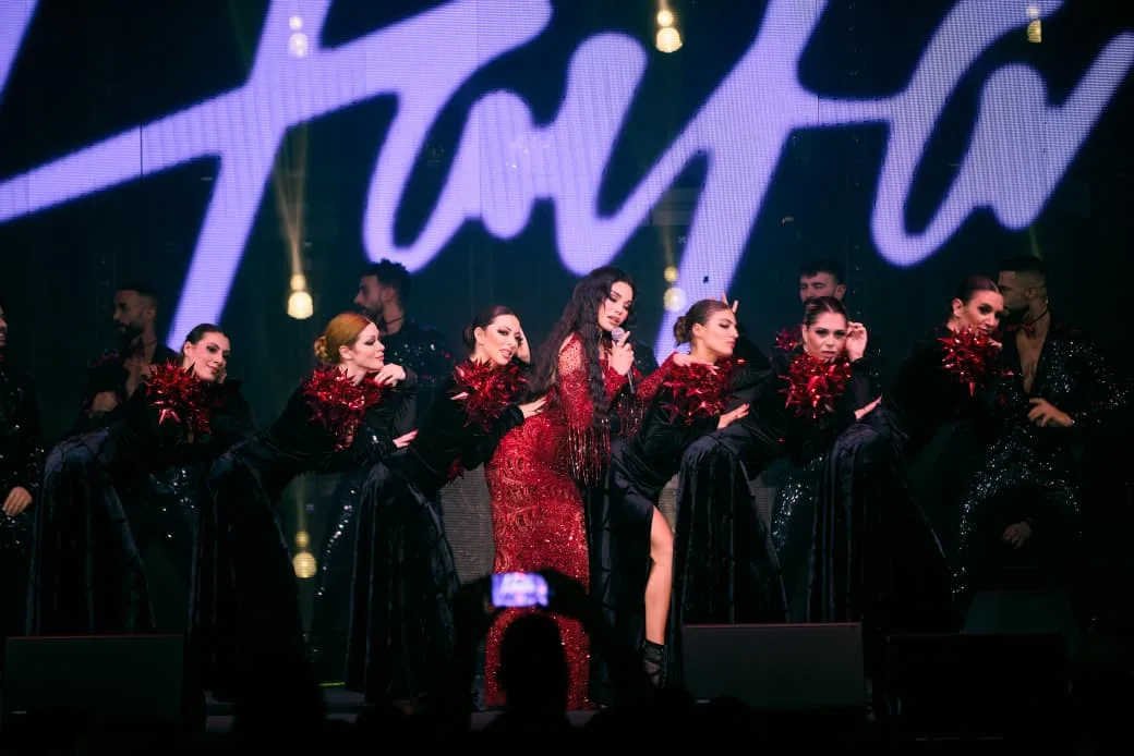 هيفاء وهبي تتألق بالأحمر في عيد الحب… وتُشعل المسرح على أنغام “بدنا نروق”