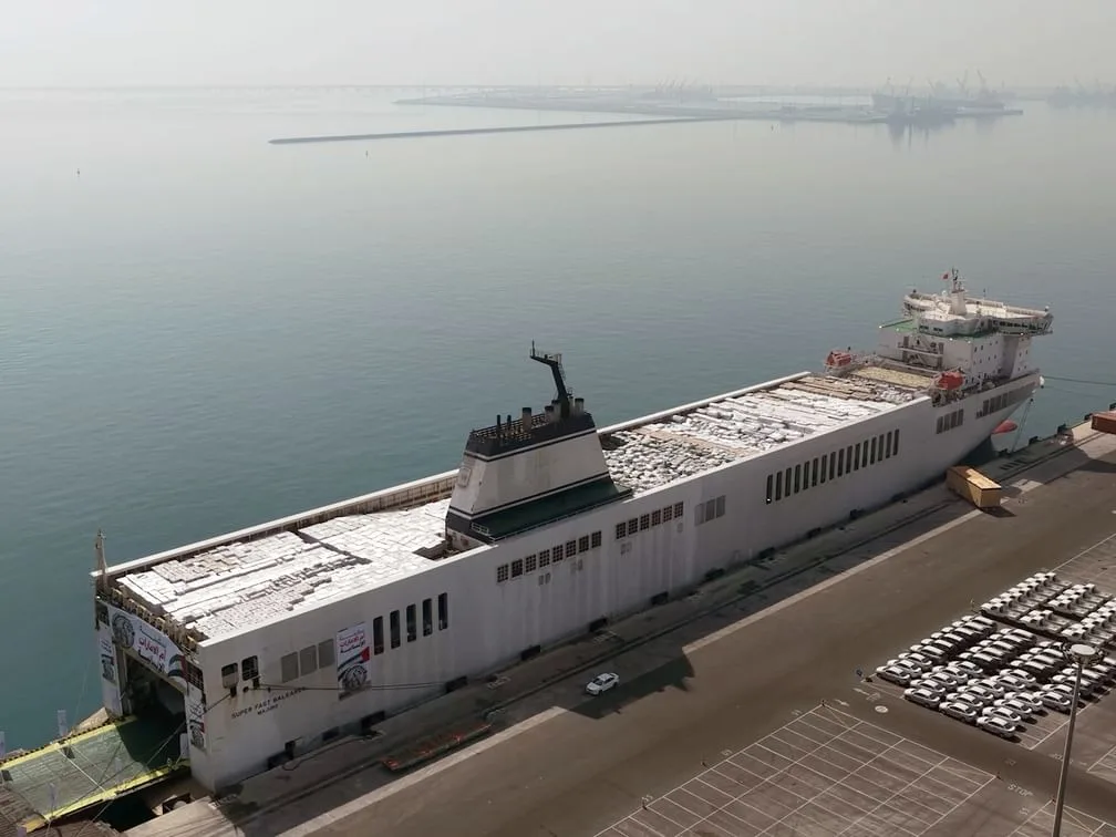 إبحار سفينة “أم الإمارات” الإنسانية محملة بأكثر من 7300 طن من المساعدات لقطاع غزة