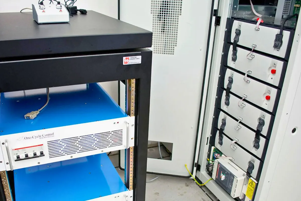 بطارية مبتكرة تُشحن في ثوانٍ وتعيد الشحن لآلاف الدورات