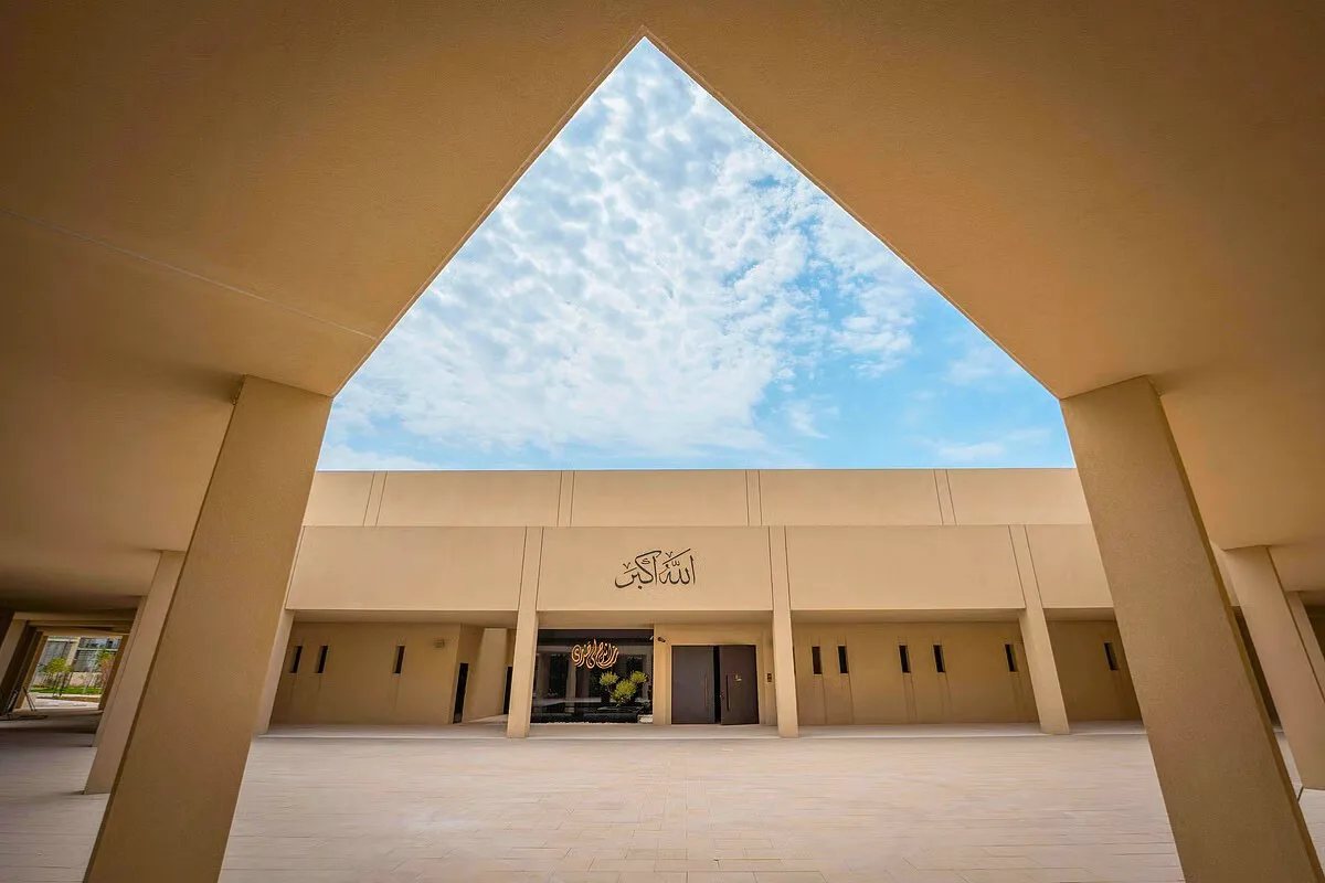 افتتاح أول مسجد خالٍ من الانبعاثات الكربونية في أبوظبي مع حلول رمضان