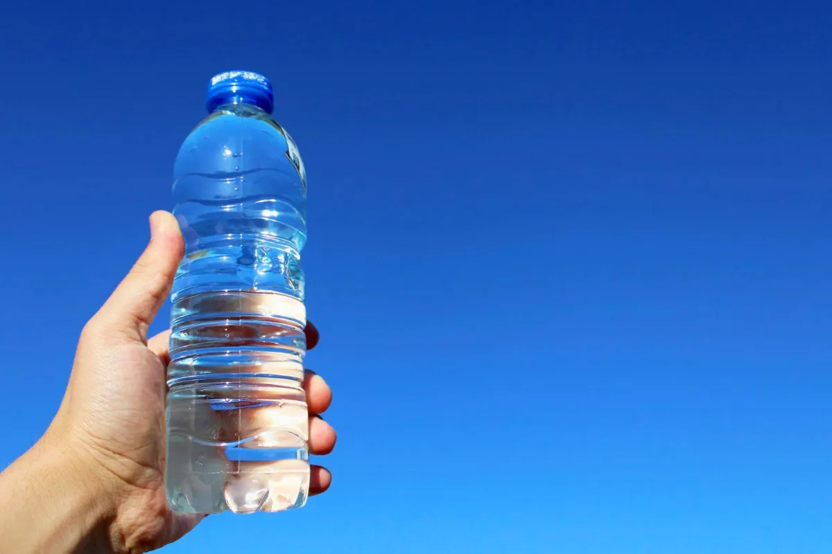 لماذا تمنع كوريا الملصقات على قوارير المياه؟