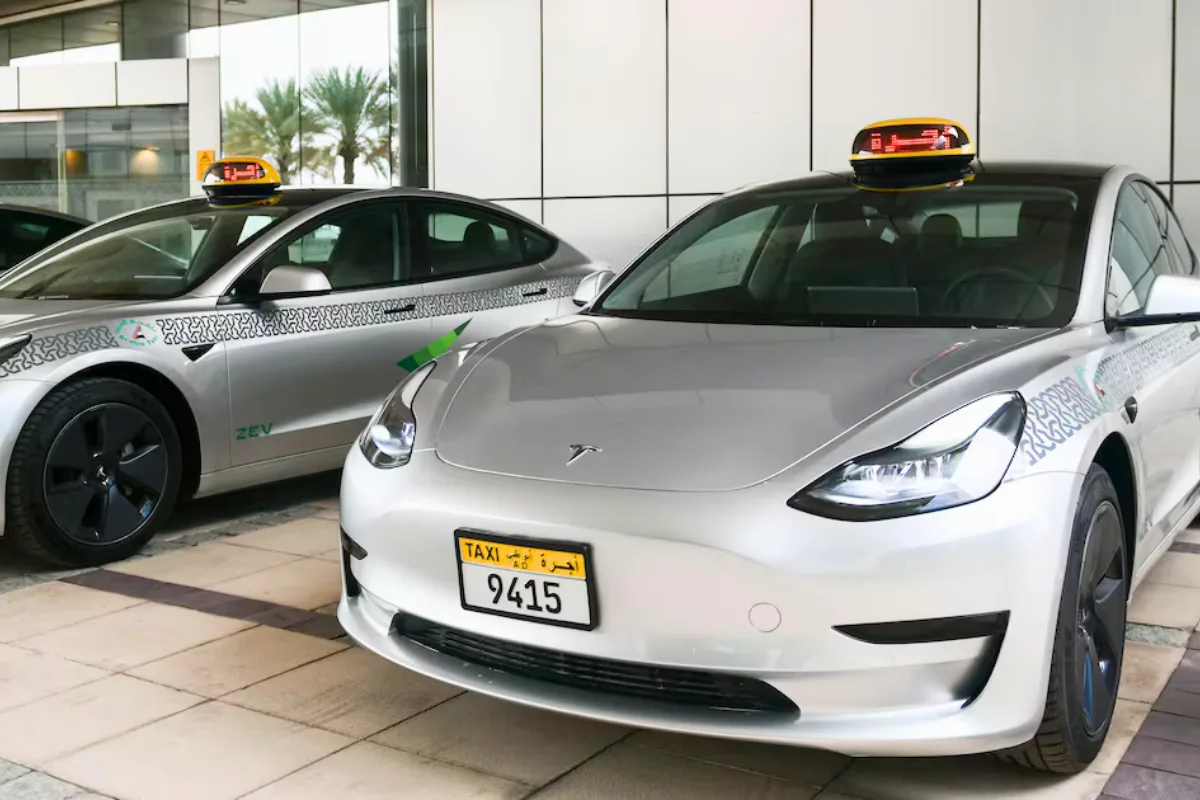 أبوظبي تبدأ تجارب القيادة الذاتية على الطرق من تسلا