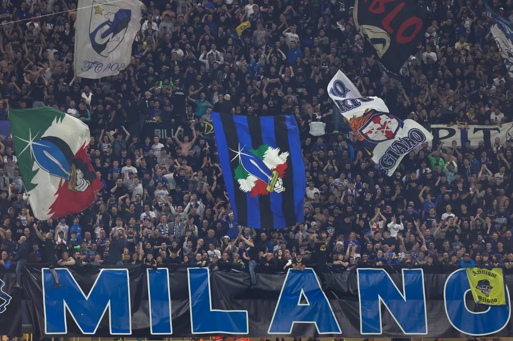 عقوبة جماهيرية.. مشجعو إنتر محرومون من السفر مع الفريق بعد مباراة كريمونيزي