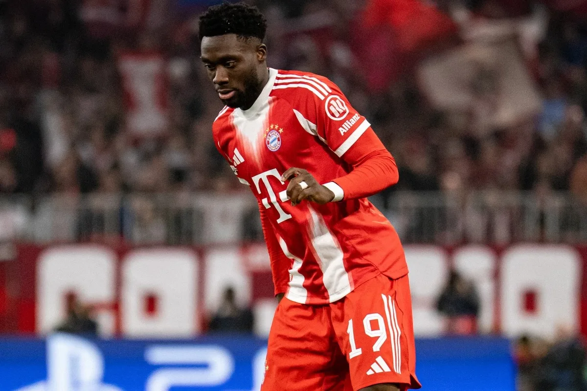 ألفونسو ديفيز يغادر الملعب بسبب الإصابة