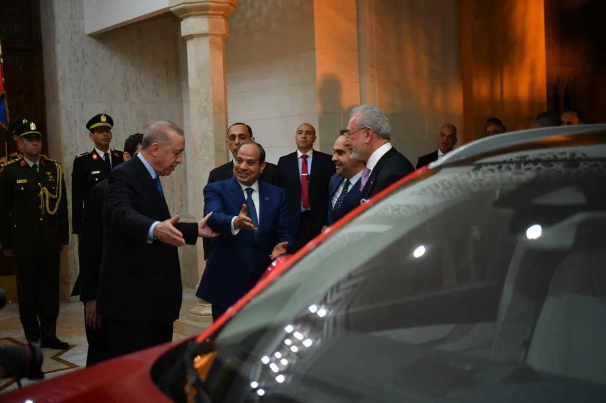 الرئيس السيسي وأردوغان بالسيارة الكهربائية