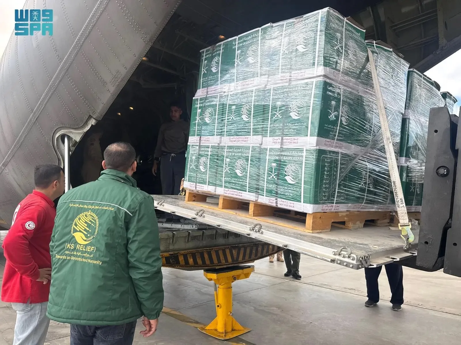 الطائرة الإغاثية السعودية الـ82 تحط في العريش تمهيداً لإيصال مساعدات إلى غزة