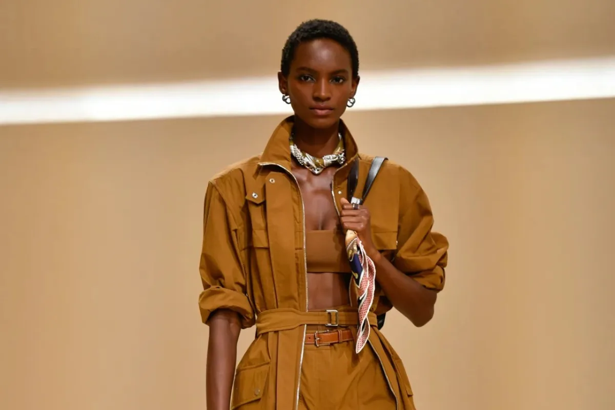 الفولار الحريري بحلّة جريئة لموسم ربيع وصيف 2026