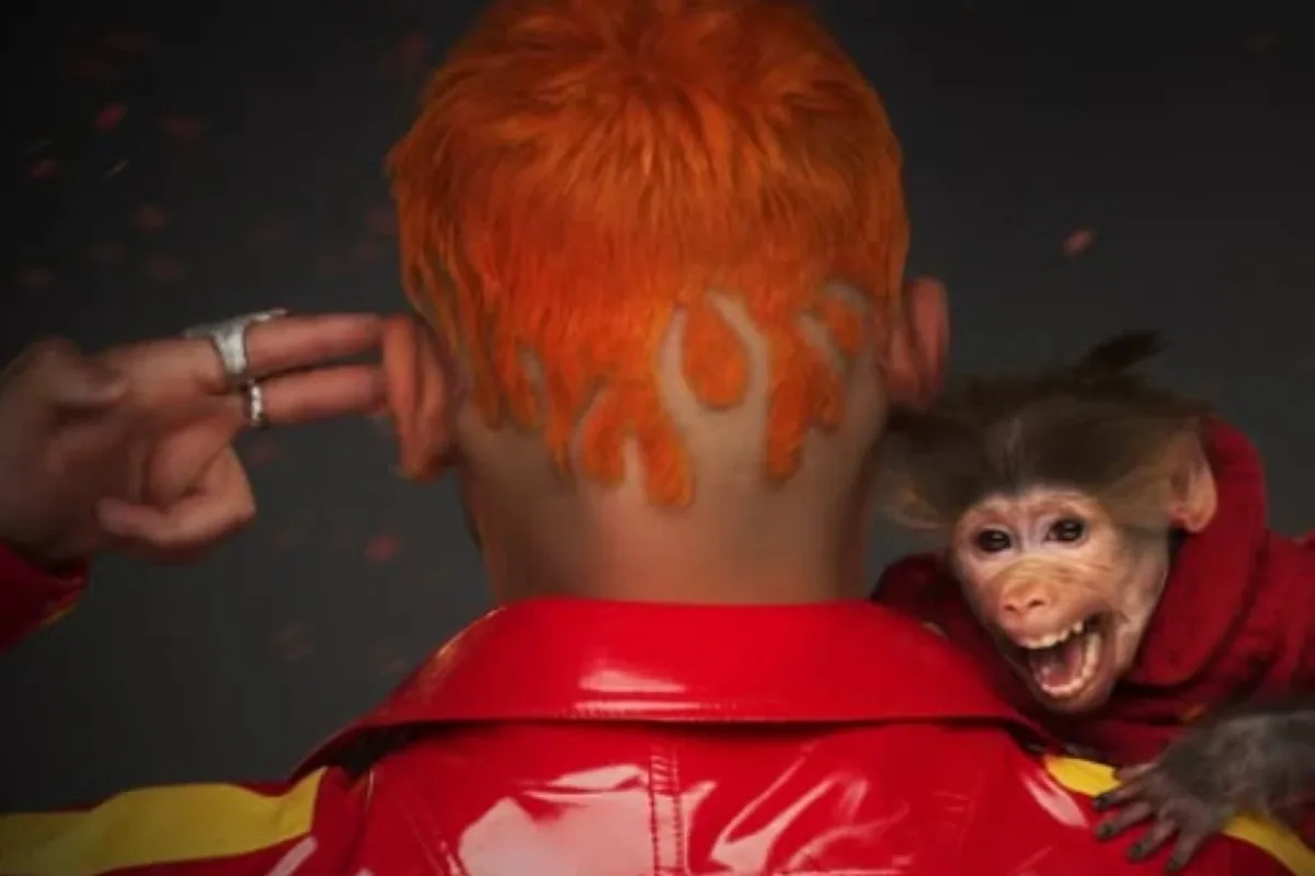 رامز جلال يثير الفضول ببوستر برنامجه الرمضاني برفقة شمبانزي