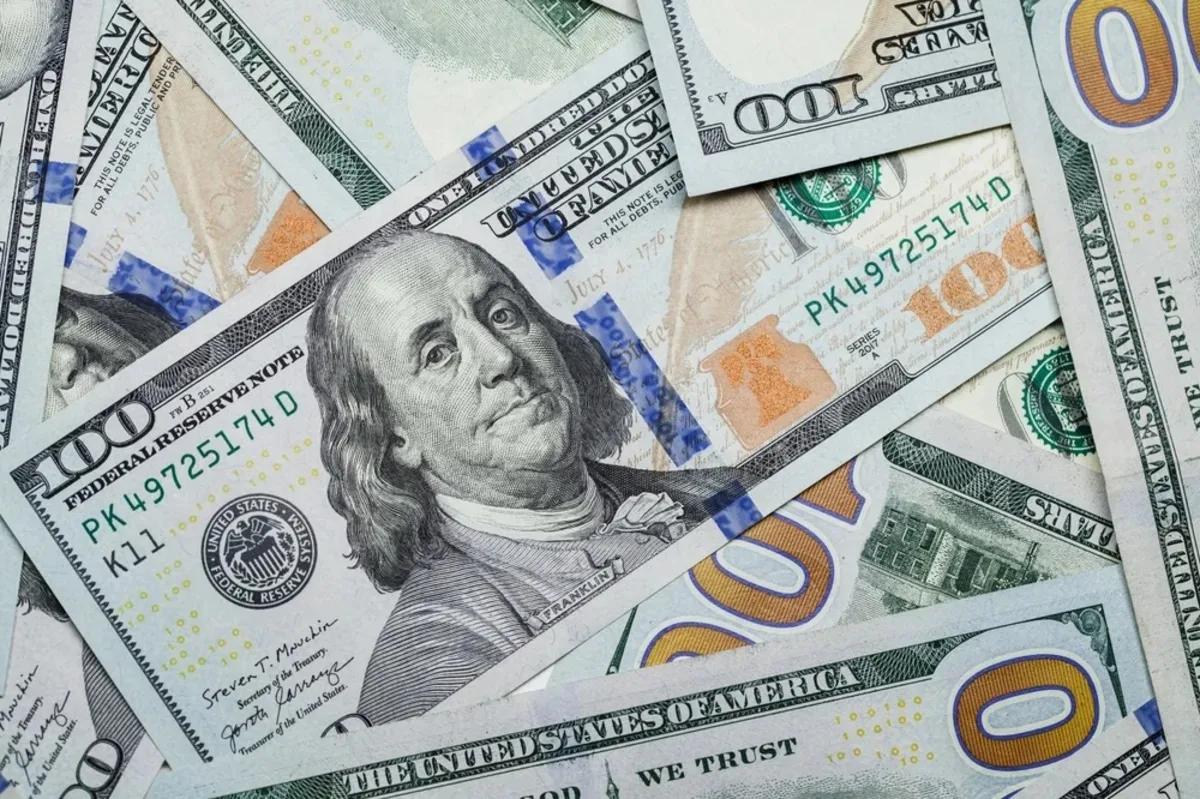 الدولار يتعافى مع ترقب الأسواق لقرارات المركزي الأوروبي وبنك إنجلترا