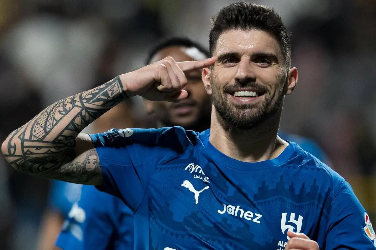 التعاون يحرم الهلال من الصدارة بعد تعادل مثير 1-1